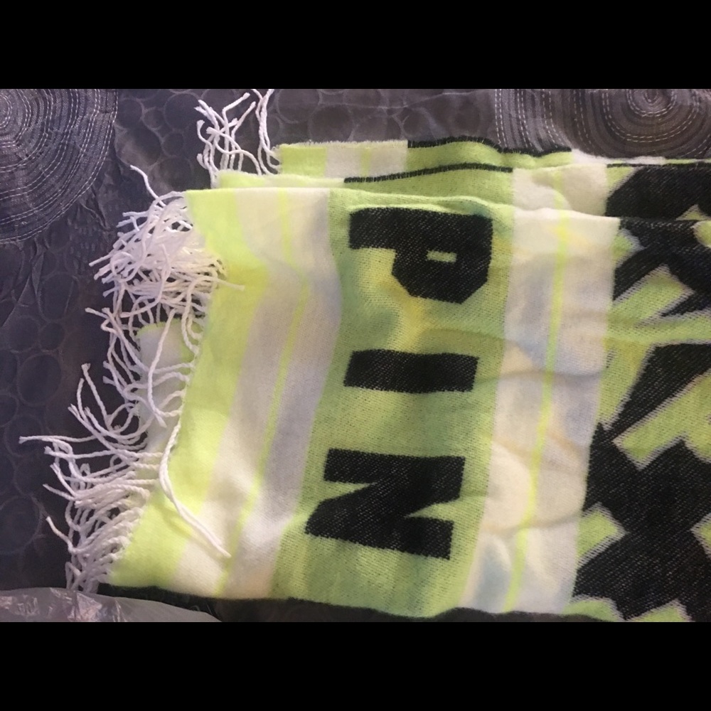 Pink scarf - Picture 2 of 4